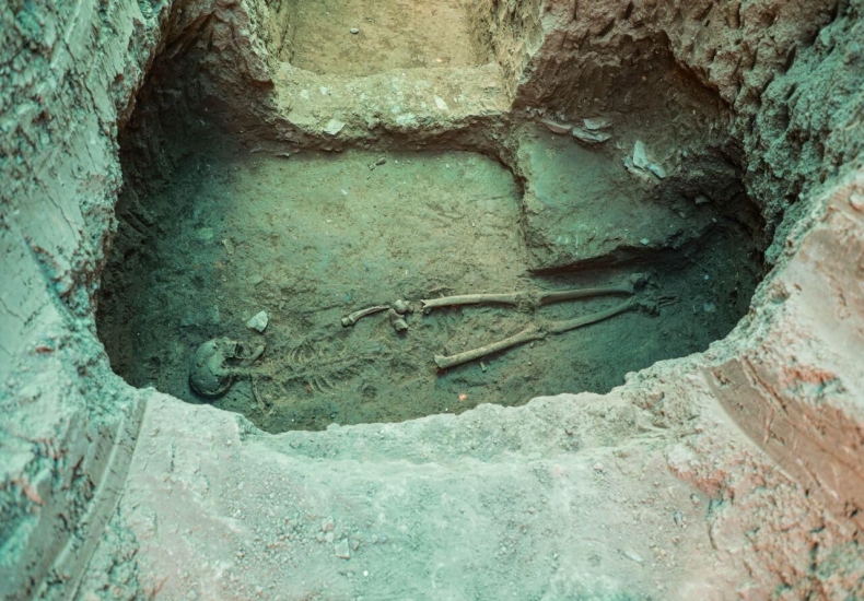 Descubrimiento del esqueleto de una dama parta en la colina de Ashraf en Isfahán 
